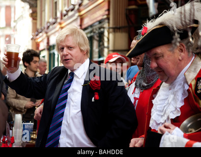 London Mayor Boris Johnson toasting St Georges Day at Leadenhall Market Stock Photo