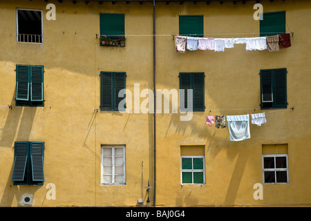 Washing lines on the buildings in the Piazza Anfiteatro, Lucca, Tuscany, Italy. Stock Photo