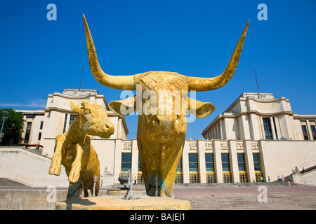 France, Paris, Jardins du Trocadero and Palais Chaillot, bull head in the foreground Stock Photo