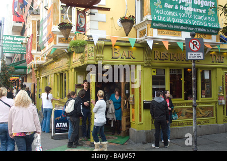 Corner pub on St Parick's day in Temple bar, Dublin, Ireland Stock Photo