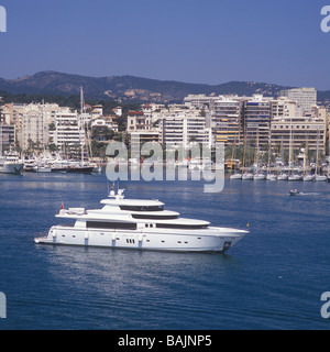 Luxury superyacht Johnson 105 ( 32 mtrs 'White Shark' ) en route for Palma International Boat Show 2009 Stock Photo