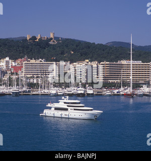 Luxury superyacht Johnson 105 ( 32 mtrs 'White Shark' ) en route for Palma International Boat Show 2009, Palma de Mallorca Stock Photo