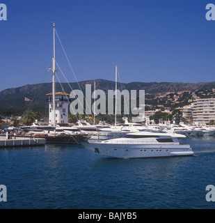 Sanlorenzo SL72 (22 mtrs) luxury superyacht departing Puerto Portals Marina, South West Mallorca Stock Photo