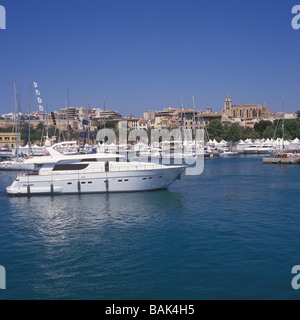 Sanlorenzo SL72 (22 mtrs) luxury superyacht entering Palma Old Port (Moll Vell / Muelle Viejo) for Palma International Boat Show Stock Photo