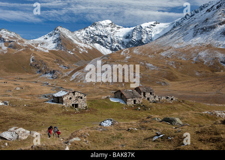 France, Savoie, Le Clou hamlet (2226m) and Le Plan (2208m), facing the Pointe des Mines and the upper side of Les Balmes Stock Photo