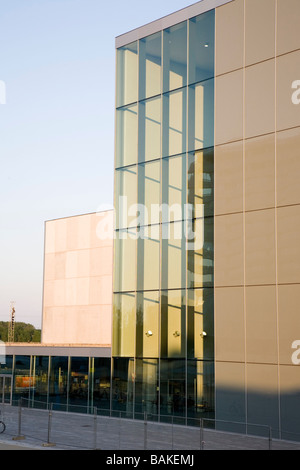 De Kunstlinie, Almere, Netherlands, Sanaa Kazuyo Sejima + Ryue Nishizawa, De kunstlinie detail of entrance with afternoon sun. Stock Photo