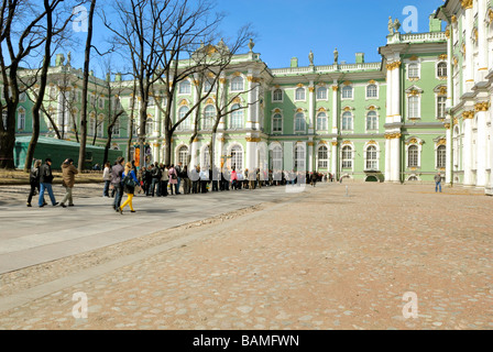 People are queue up to see one of the most significant art collections in the world at the State Hermitage Museum. The collectio Stock Photo