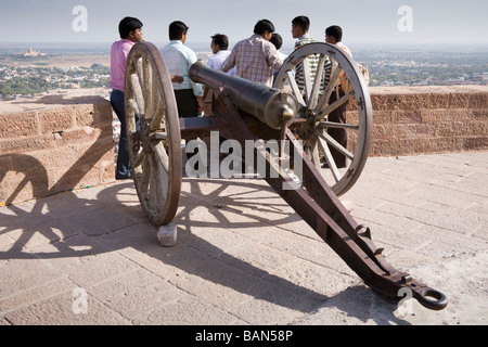Visitors standing beside a cannon at Mehrangarh Fort, Jodhpur, Rajasthan, India Stock Photo