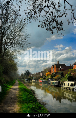 Avon and Kennet canal as it runs its course through devizes Wiltshire UK Stock Photo