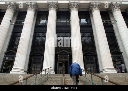 Customers arrive at the James Farley Post Office in New York Stock Photo