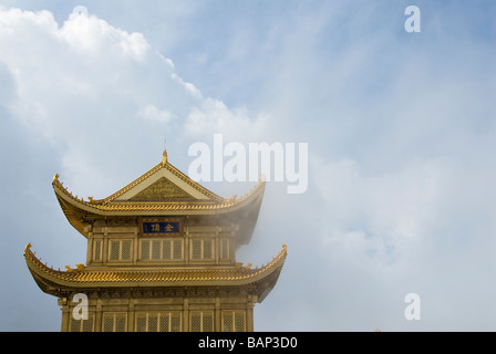 Golden temple at the summit of the Mount Emei Shan National Park in Sichuan, China 2008 Stock Photo