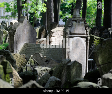 Old Jewish Cemetery Josefov, the jewish quarter of Prague Stock Photo