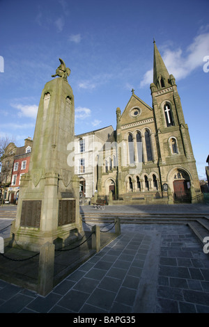 Town of Caernarfon, Wales. Caernarfon Second World War memorial with the Castle Square Presbyterian Church in the background. Stock Photo