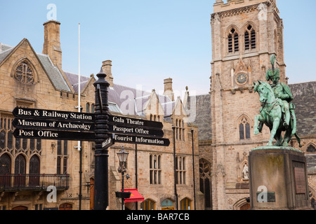 Durham County Durham England UK Tourist signpost in Market Place with a bronze sculpture of Charles Stewart Stock Photo