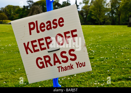 'Please Keep Off The Grass' sign Stock Photo