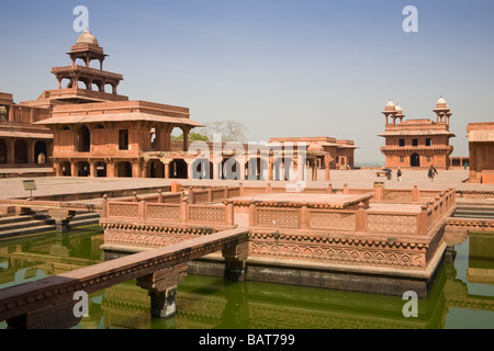 Diwan-i-Khas on right, and Anup Talao pond in foreground, Fatehpur Sikri, near Agra, Uttar Pradesh, India Stock Photo