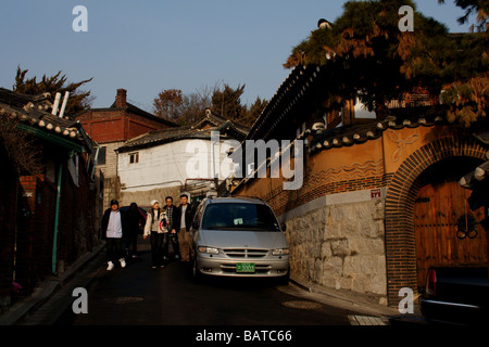 An alley of traditional Korean residential houses in the old section of Seoul Stock Photo