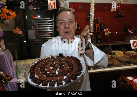 Jacques Torres of Jacques Torres Chocolate distributes 10 000 free Champagne Kiss chocolates in New York Stock Photo