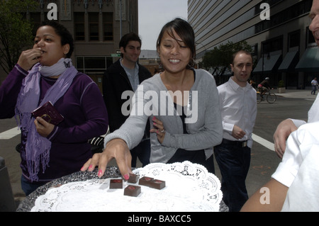Jacques Torres Chocolate distributes 10 000 free Champagne Kiss chocolates in New York Stock Photo