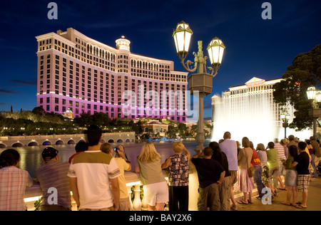 Tourists watching the famous Bellagio water show at the Bellagio Lagoon on Las Vegas Boulevard, Las Vegas, Nevada, USA Stock Photo