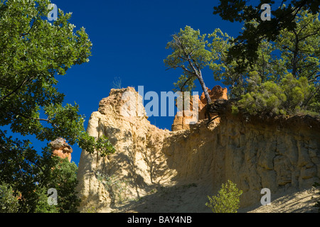 Colorado Provencal, rocks of ochre under a blue sky, Rustrel, Vaucluse, Provence, France Stock Photo