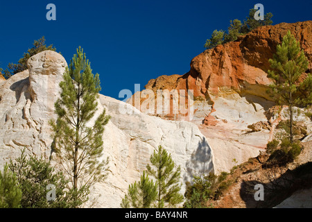 Colorado Provencal, rocks of ochre under a blue sky, Rustrel, Vaucluse, Provence, France Stock Photo