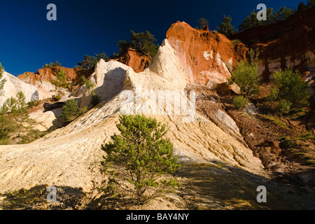 Colorado Provencal, rocks of ochre under a blue sky, Rustrel, Vaucluse, Provence, France Stock Photo