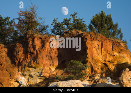 Colorado Provencal, rocks of ochre under a blue sky, Rustrel, Vaucluse, Provence, France Stock Photo