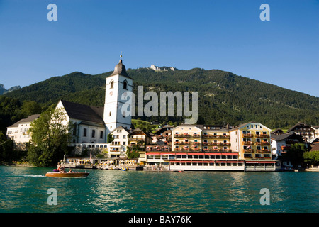 View over lake Wolfgangsee to parish and pilgrimage church and Hotel Im Weissen Roessel am Wolfgangsee, St. Wolfgang, Upper Aust Stock Photo