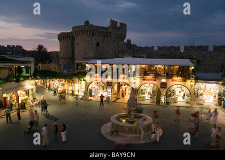 View over busy Platia Ippokratou with Thalassini Gate in background in the evening, Rhodes Town, Rhodes, Greece, (Since 1988 par Stock Photo