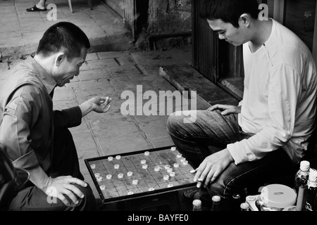 Dois Homens, Na Rua Em Hanói, Vietnã, Jogar Xiangqi, Popular Na Ásia Jogo  De Tabuleiro, Também Conhecido Como Xadrez Chinês. Foto Royalty Free,  Gravuras, Imagens e Banco de fotografias. Image 114892616