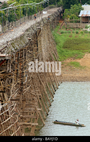 wooden bridge over kheuan khao laem reservoir sangkhlaburi thailand Stock Photo