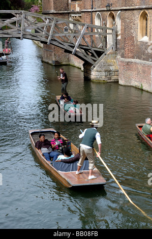 Punting on the River Cam in Cambridge near the Mathematical Bridge Stock Photo