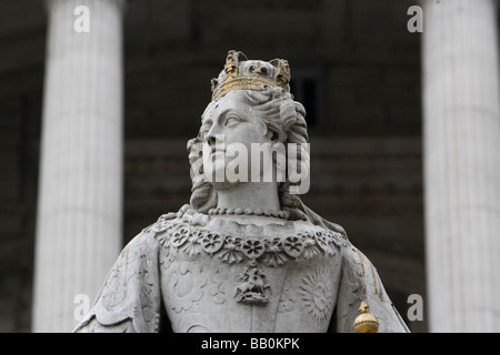 Statue of Queen Mary at St Paul's Cathedral in London UK Stock Photo