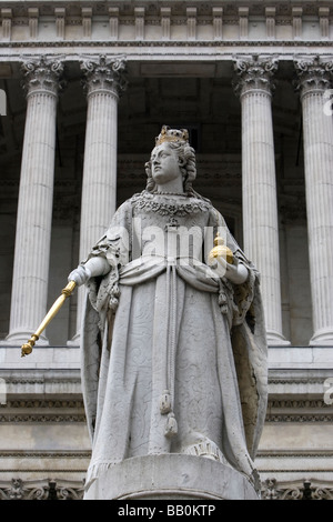 Statue of Queen Mary at St Paul's Cathedral in London UK Stock Photo