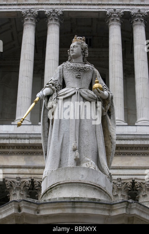 Statue of Queen Mary at St Paul's Cathedral in London UK Stock Photo