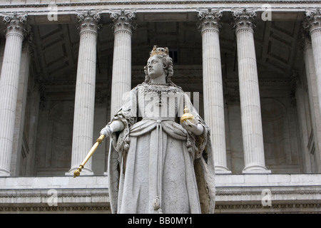 Statue of Queen Mary at St Paul's Cathedral in London UK Stock Photo