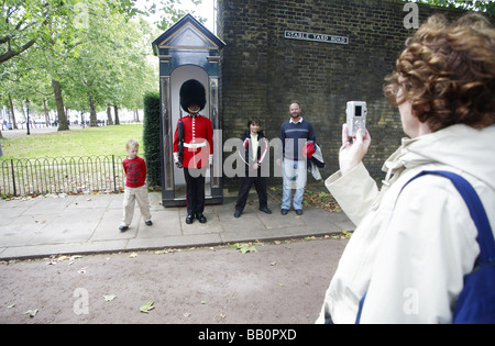 tourists having their photograph taken with a guardsman wearing a bearskin in Stable Yard Road, London Stock Photo