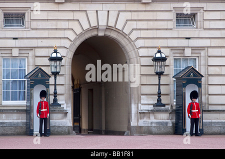 Buckingham Palace and Guards, London, England Stock Photo