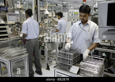 Mitarbeiter der Bosch Ltd in Bangalore Hier werden Dieseleinspritzpumpen gefertigt Indien Employees at Bosch Ltd Bangalore India