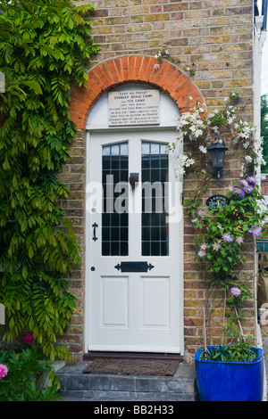 Letchmore Heath Landor Cottages , typical English cottage with memorial plaque  Stanley & Tom Camp died in 1914 - 1918 war Stock Photo