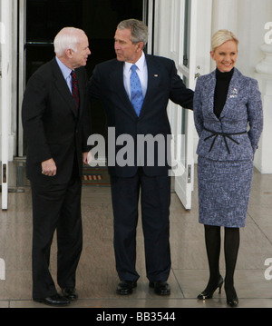 President George W. Bush greets Republican Presidential nominee Senator John McCain R-AZ & Cindy McCain Stock Photo