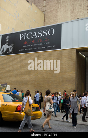Art lovers wait on enter the Pablo Picasso exhibit at the Gagosian gallery in the trendy gallery district of West Chelsea in New Stock Photo