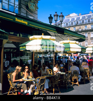 PATRONS AND TOURISTS SITTING OUTSIDE THE CAFE DE LA PAIX PARIS FRANCE EUROPE Stock Photo