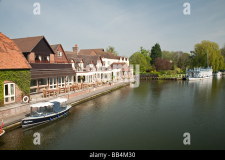 The Swan Restaurant in Streatley on the river Thames, West Berkshire ...