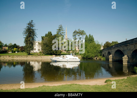 A boat passes under the bridge on the river Thames at Wallingford, Oxfordshire, UK Stock Photo