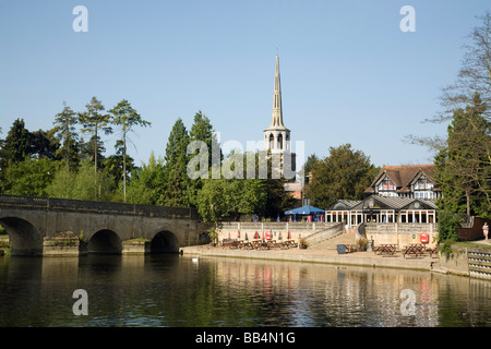 The river Thames, bridge, St Peters church and Boathouse pub, Wallingford Oxfordshire UK Stock Photo