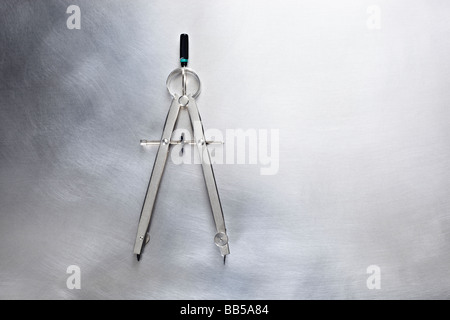 Zirkel auf Metallplatte Stock Photo