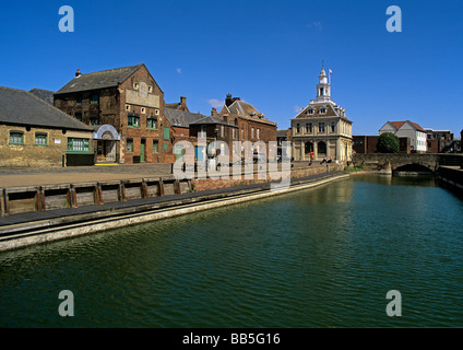 refurbished wet dock and quayside towards the Old Customs house and old warehouses of Kings Lynn on the West Norfolk Coast Stock Photo