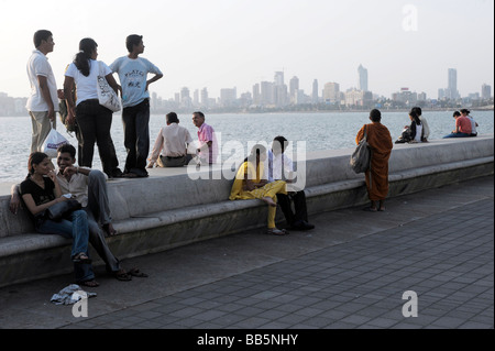 Mubaites sun down at Marine Drive Mumbai's favourite promenade Stock Photo